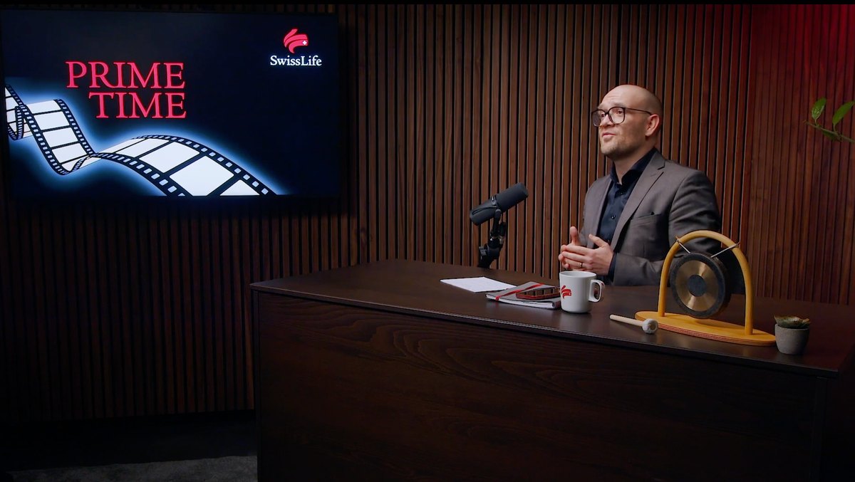 Moderator am Podcast-Desk während der Aufnahme