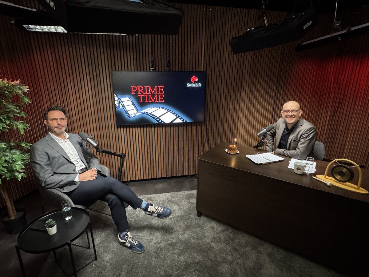Zwei Gäste im Video-Podcast-Studio