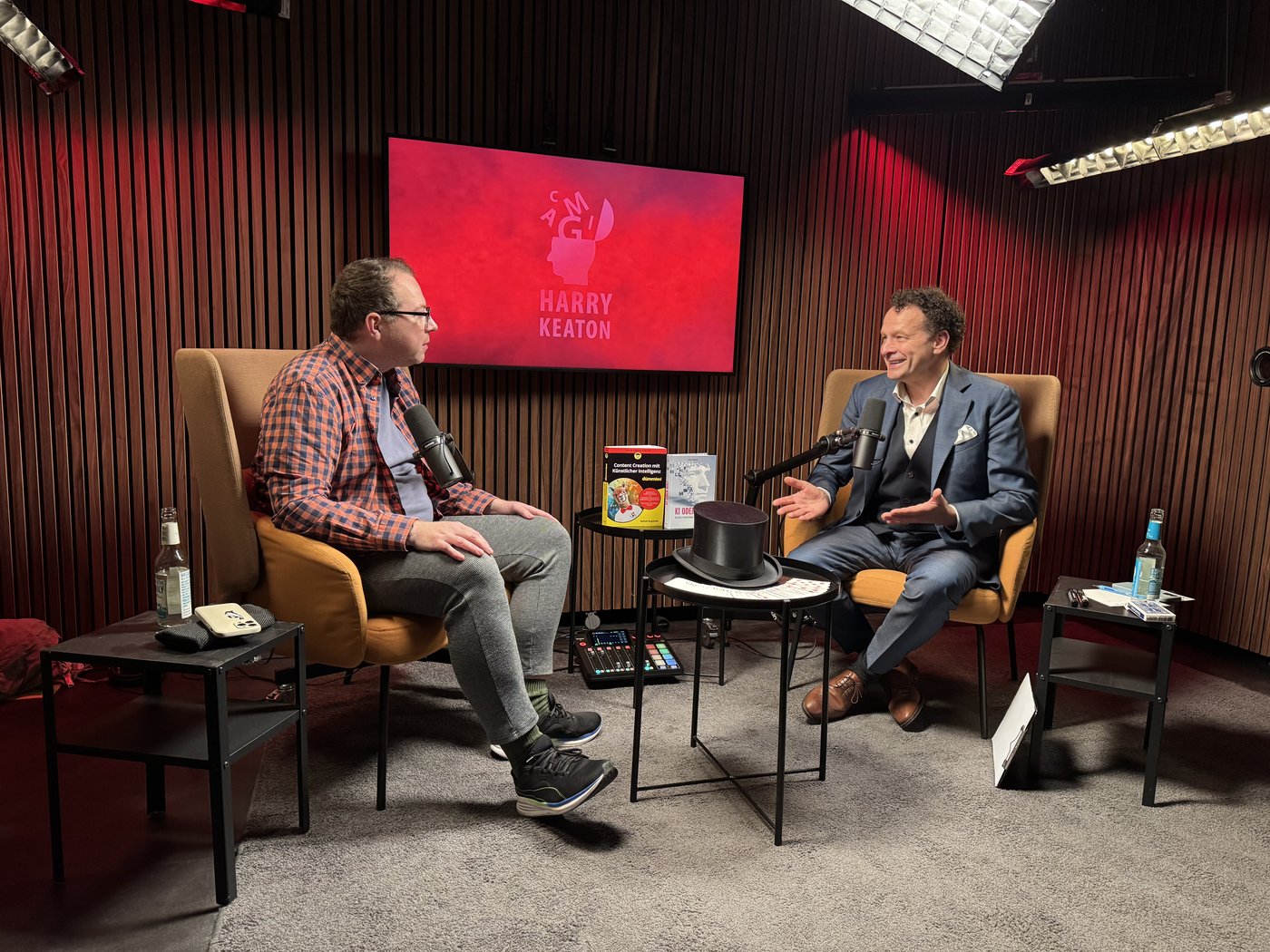 Talk-Podcast mit zwei Gästen im Studio