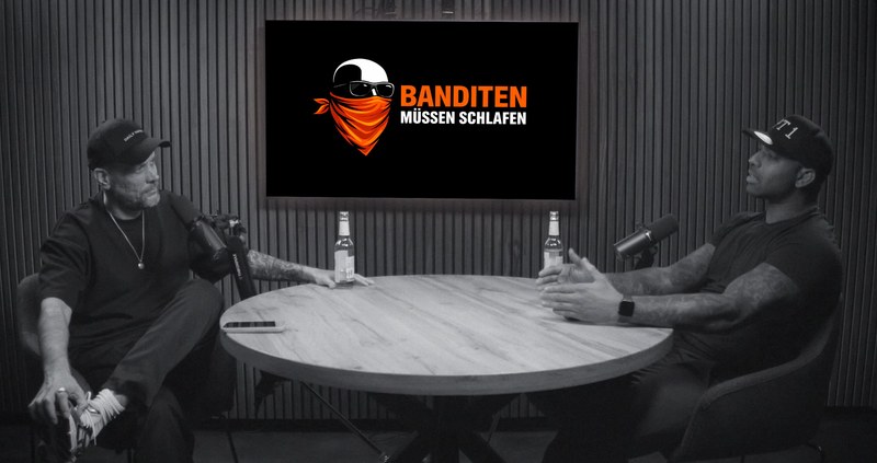 Podcast-Aufzeichnung am runden Tisch mit zwei Hosts