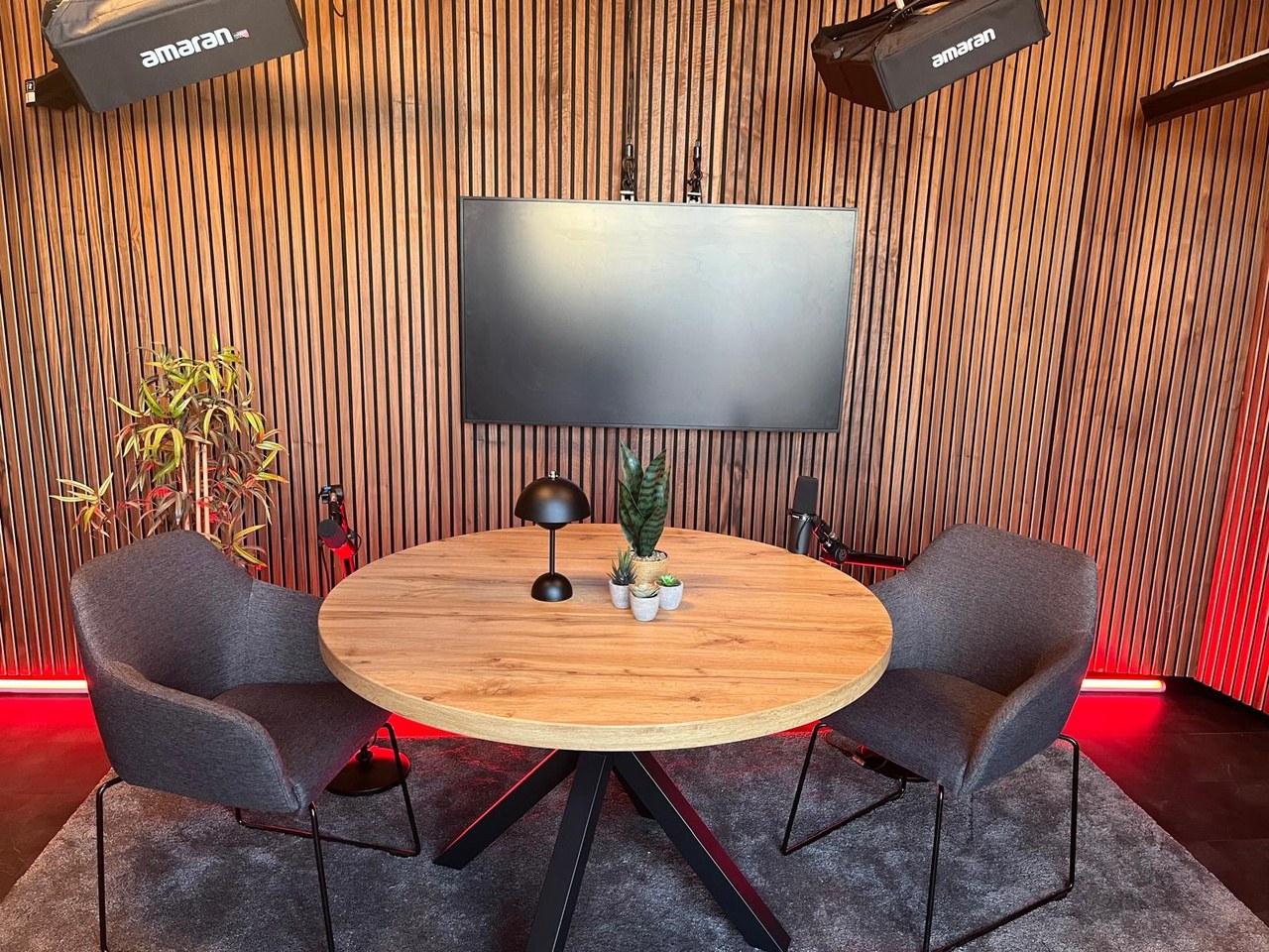 Podcast-Studio Setup mit Kameras, Mikrofonen und Licht